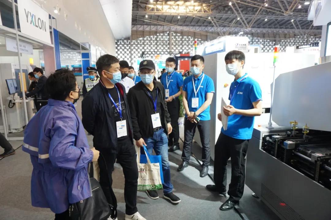 浩寶技術(shù)展位參觀客戶了解垂直加熱爐