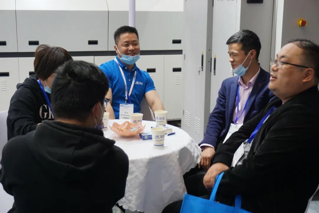 浩寶技術(shù)展位參觀客戶進(jìn)行業(yè)務(wù)洽談2