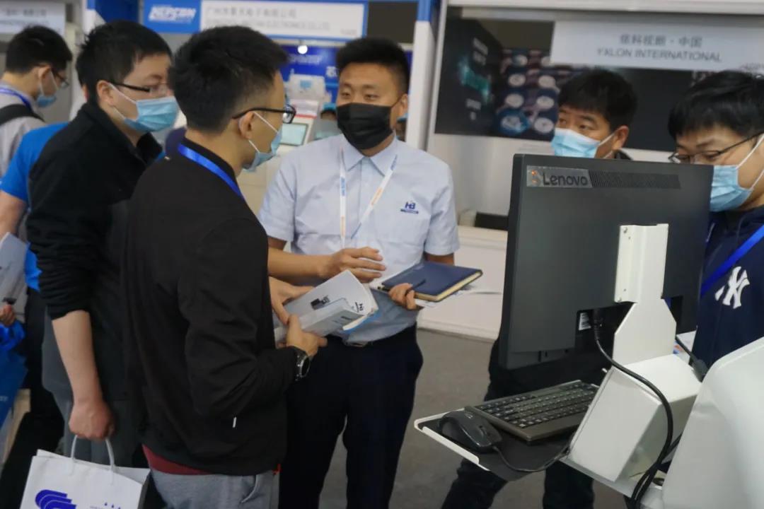 浩寶技術(shù)展位參觀客戶了解立式固化爐