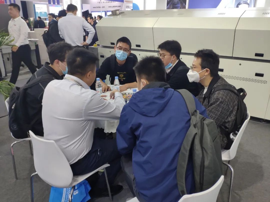 上海設(shè)備展會現(xiàn)場場景浩寶展示真空回流焊