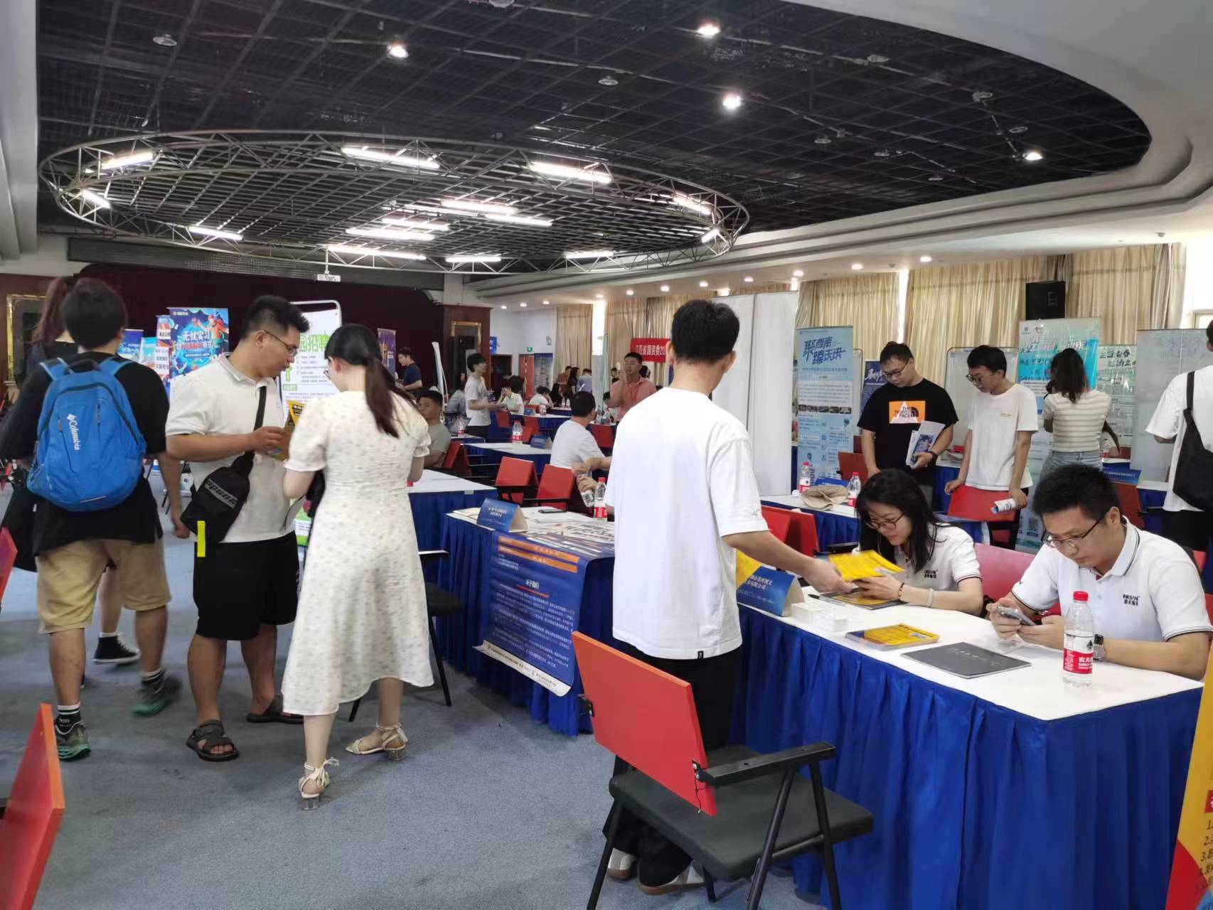 浩寶參加中南大學招聘雙選會交流