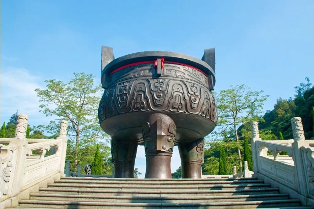 廣東肇慶鼎湖山世界上最大的鼎