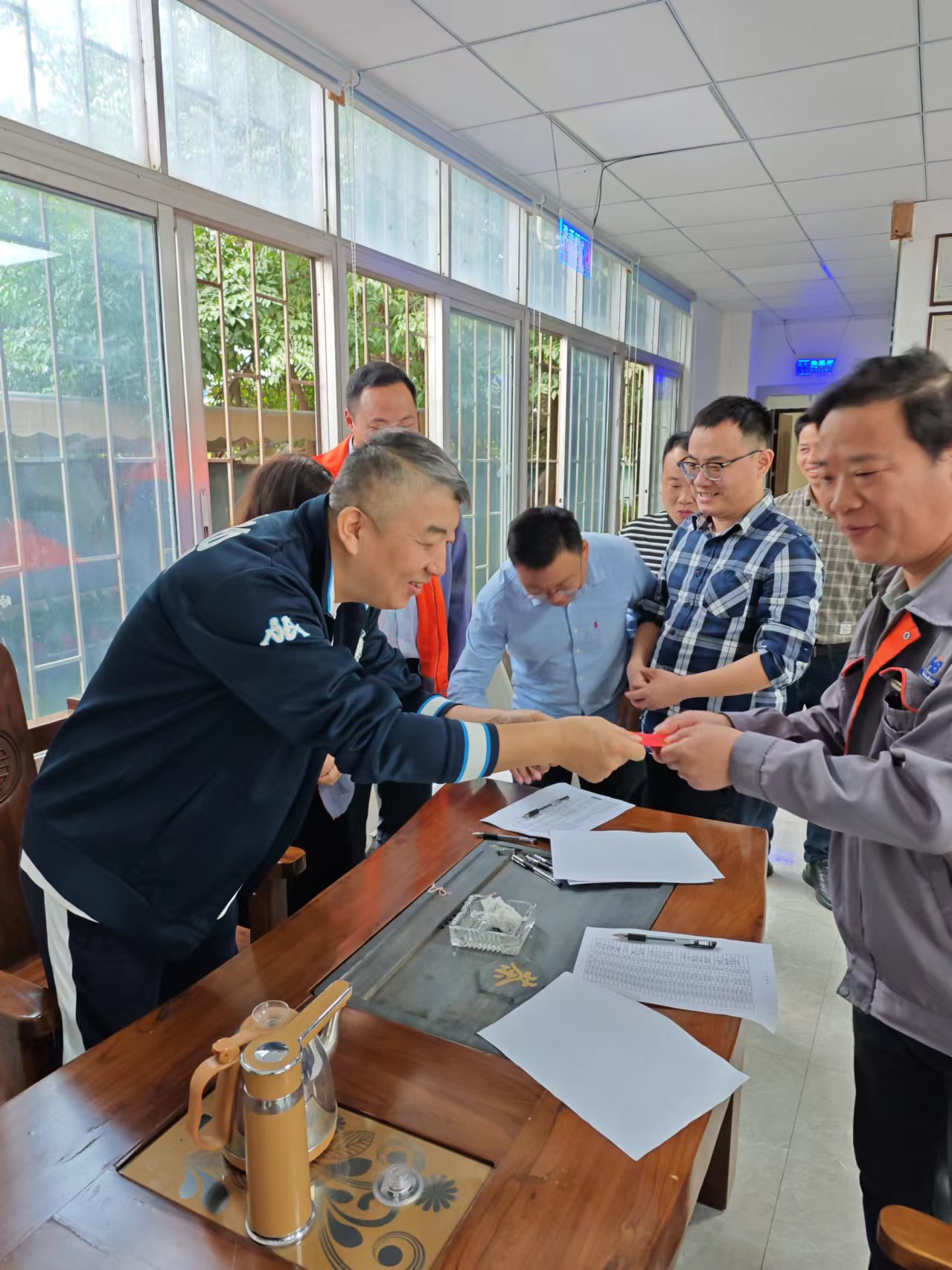 浩寶技術孫總為員工派發(fā)2024年開工利是紅包
